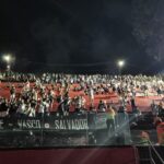Torcida do Vasco marca presença no Barradão sob iluminação precária