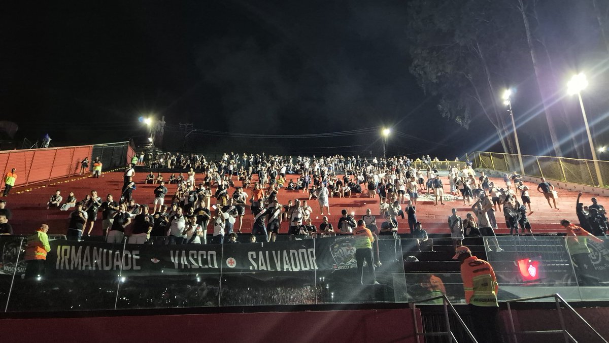 Torcida do Vasco marca presença no Barradão sob iluminação precária