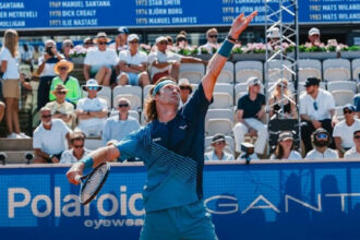 Rublev supera estreia tensa em Bastad e avança no torneio sueco