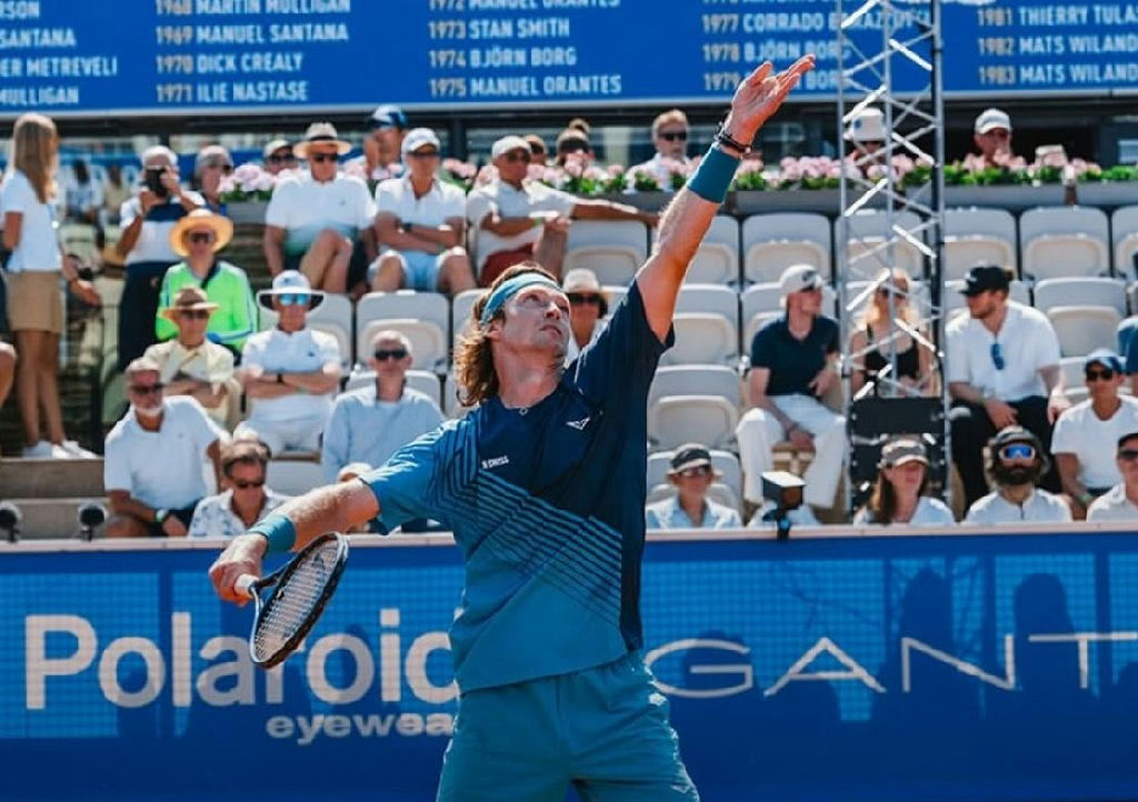Rublev supera estreia tensa em Bastad e avança no torneio sueco