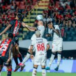 VASCO sofre revés PARA o Vitória EM estreia DE PEDRO Emanuel no Barradão