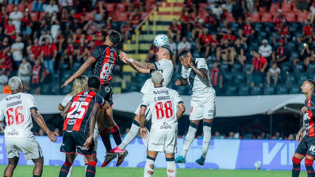 VASCO sofre revés PARA o Vitória EM estreia DE PEDRO Emanuel no Barradão