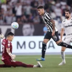 Botafogo supera Santos nos acréscimos e complica situação do Peixe no Brasileirão