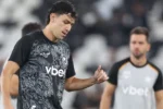 Suspensão de Ferraresi abre espaço para jovens na zaga do Botafogo
