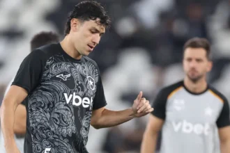 Suspensão de Ferraresi abre espaço para jovens na zaga do Botafogo