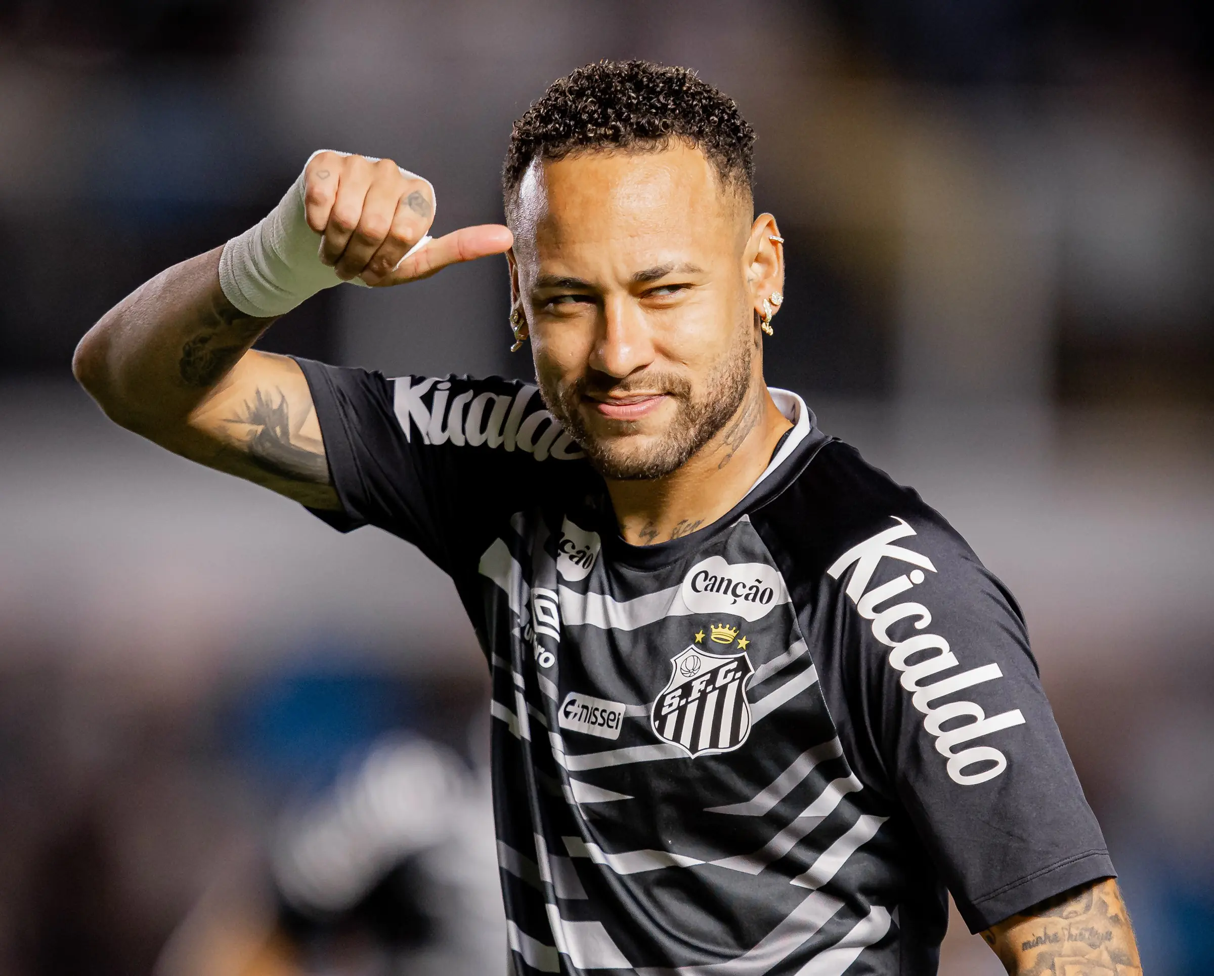 Cuca adota cautela sobre retorno de Neymar ao Santos após compromissos na seleção