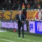 Reações intensas de Pedro Emanuel marcam estreia do Vasco contra o Vitória
