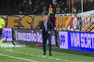 Reações intensas de Pedro Emanuel marcam estreia do Vasco contra o Vitória