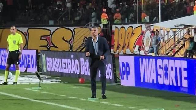 Reações intensas de Pedro Emanuel marcam estreia do Vasco contra o Vitória