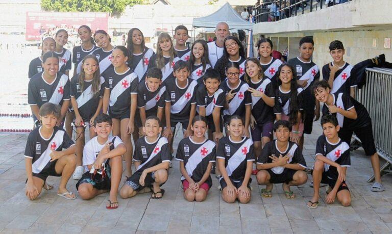 Jovens nadadores do Vasco da Gama conquistam pódios no Estadual de Inverno