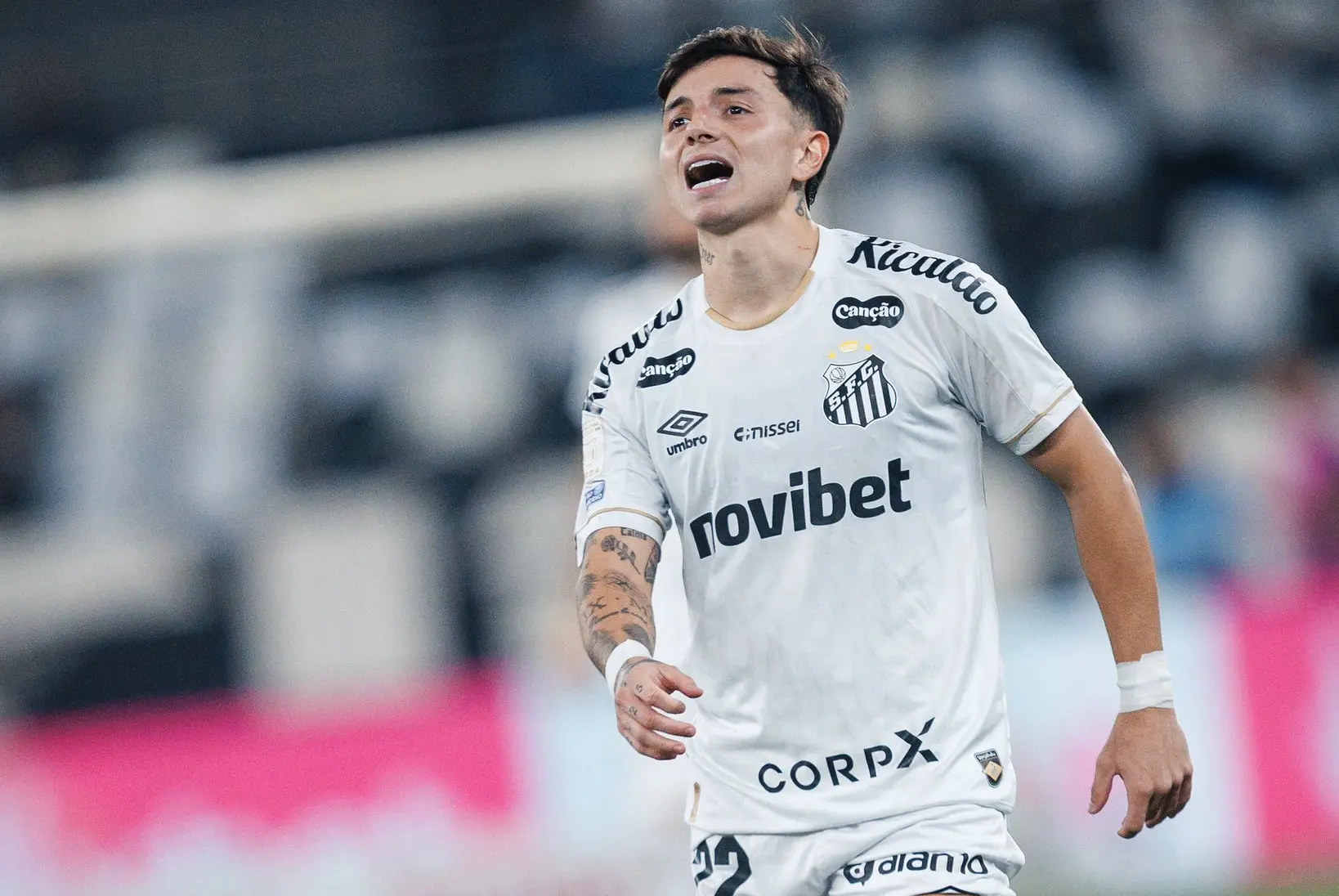 Falhas pontuais do Santos anulam boa atuação e resultam em derrota para o Botafogo
