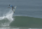 Surfista brasileiro se destaca com aéreos e garante vaga na semifinal em Ballito