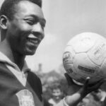 Camisa histórica de Pelé na final de 1958 é arrematada por R$ 25 milhões