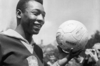 Camisa histórica de Pelé na final de 1958 é arrematada por R$ 25 milhões