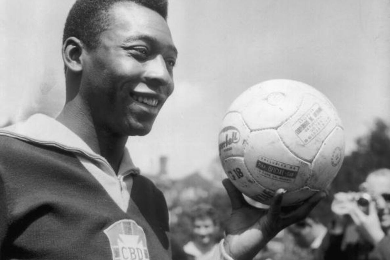 Camisa histórica de Pelé na final de 1958 é arrematada por R$ 25 milhões