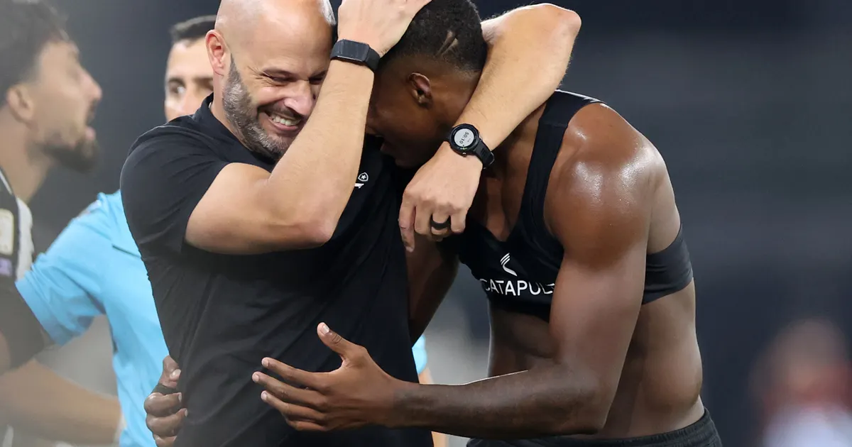 Franclim Carvalho exalta flexibilidade tática e riqueza de opções no ataque do Botafogo
