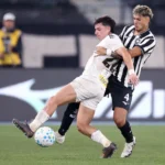 Mateo Ponte celebra marca de 100 jogos pelo Botafogo com vitória sobre o Santos
