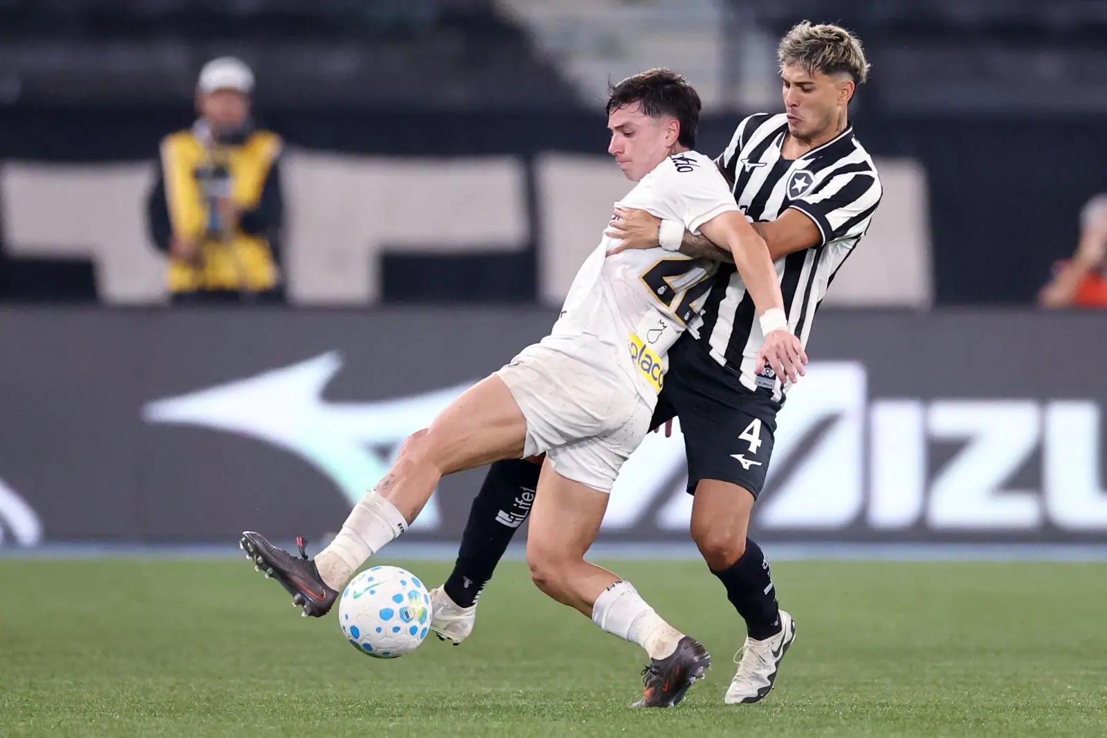 Mateo Ponte celebra marca de 100 jogos pelo Botafogo com vitória sobre o Santos