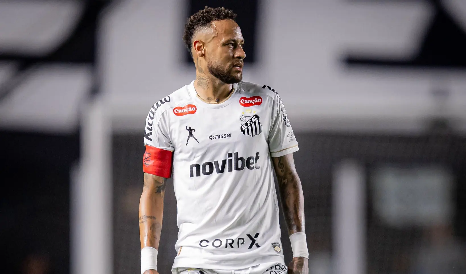 Neymar retorna ao Santos para avaliações físicas e planejamento da temporada