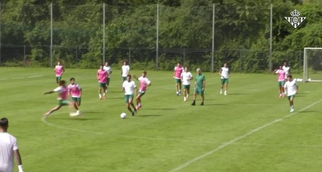 Deossa exibe habilidade técnica durante sessão de treino do Real Betis