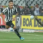Ascensão de Lucas Emanuel no Botafogo desperta cautela e elogios de Franclim Carvalho