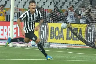Ascensão de Lucas Emanuel no Botafogo desperta cautela e elogios de Franclim Carvalho