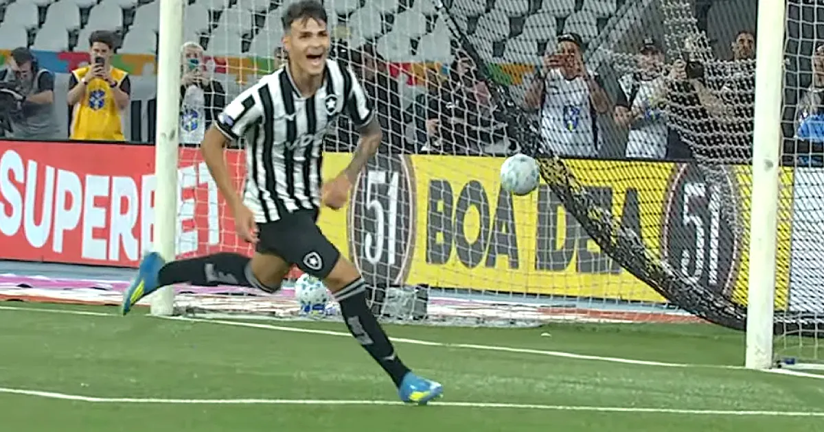 Ascensão de Lucas Emanuel no Botafogo desperta cautela e elogios de Franclim Carvalho