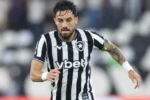 Alex Telles detalha bastidores de vitória do Botafogo e conselhos a jovens talentos