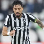 Alex Telles detalha bastidores de vitória do Botafogo e conselhos a jovens talentos