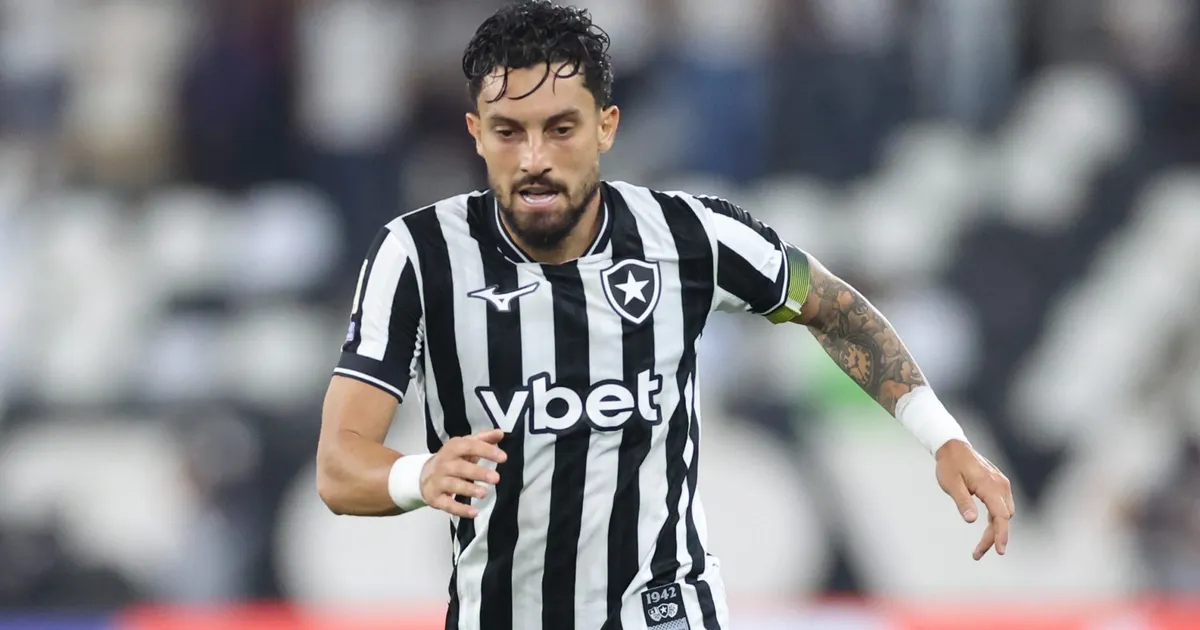 Alex Telles detalha bastidores de vitória do Botafogo e conselhos a jovens talentos