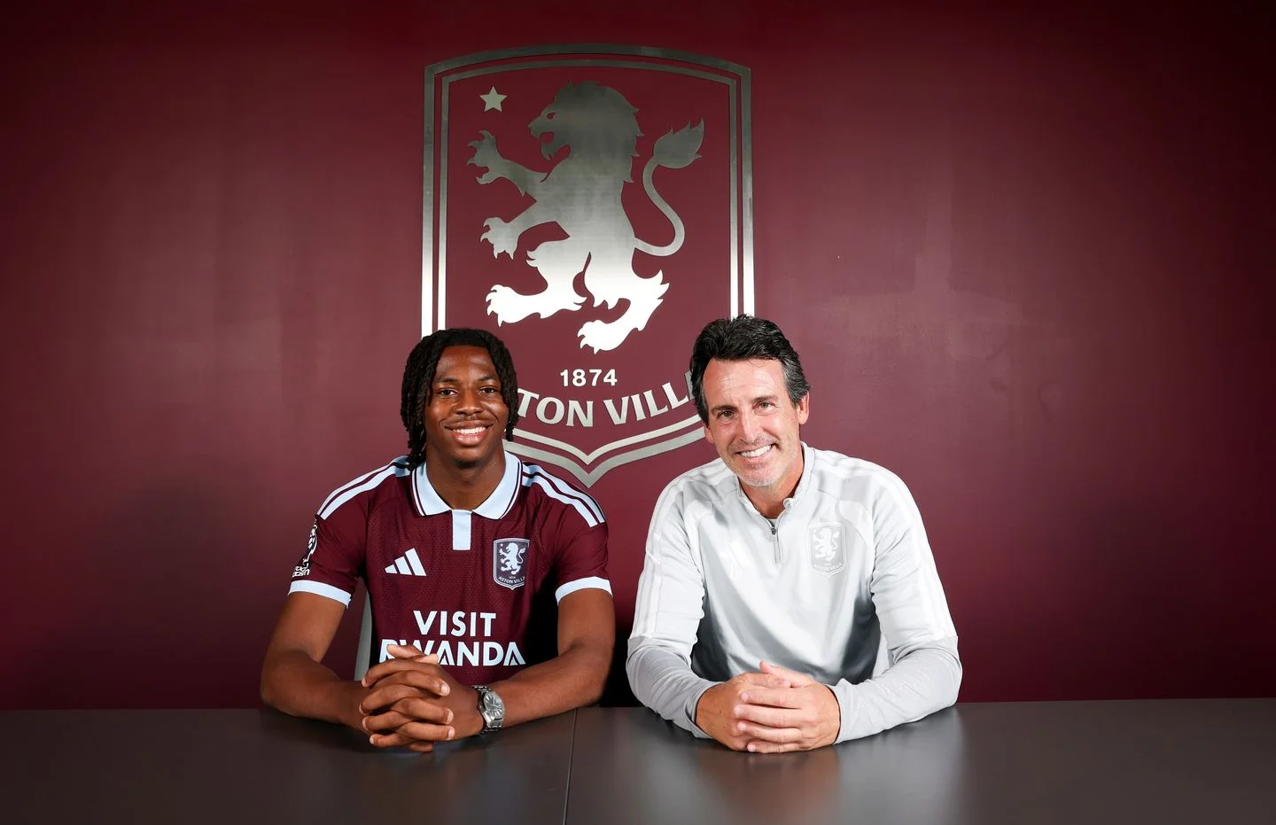 Aston Villa oficializa contratação recorde de Johan Manzambi