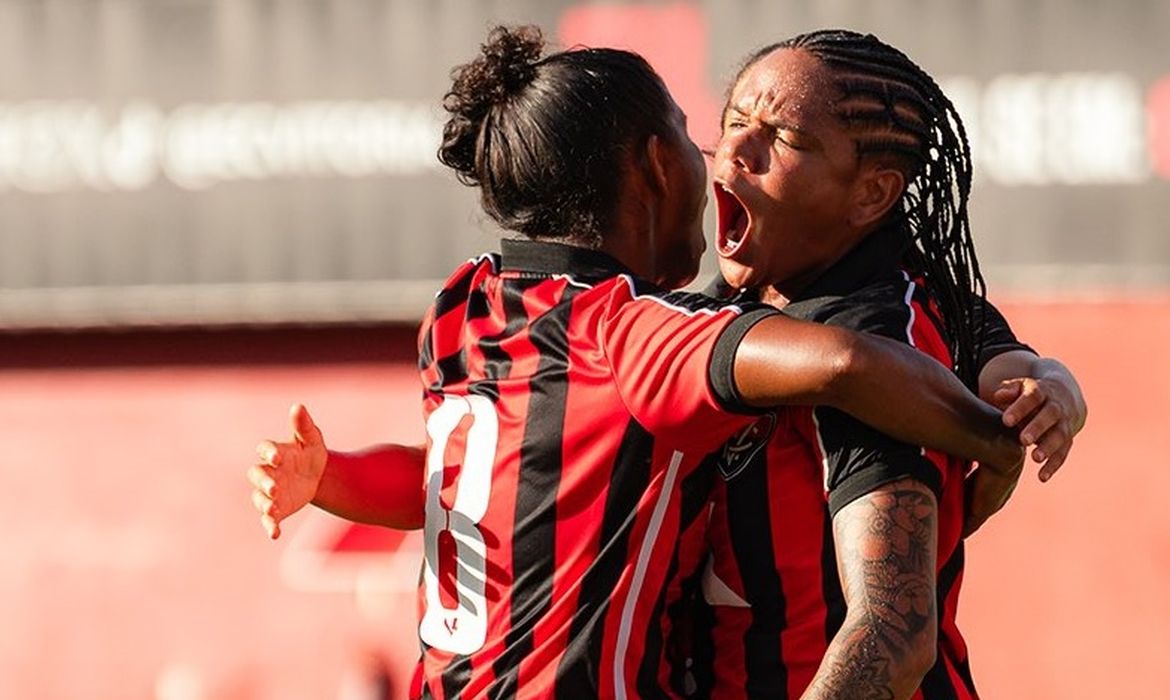 Brasileirão Feminino: Vitória vence Botafogo e deixa a lanterna da competição