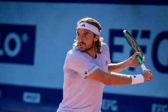 Stefanos Tsitsipas encerra jejum de 16 meses e alcança semifinal em Gstaad