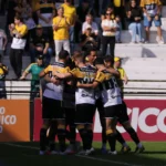 Criciúma e Vila Nova medem forças em confronto direto pela liderança da Série B