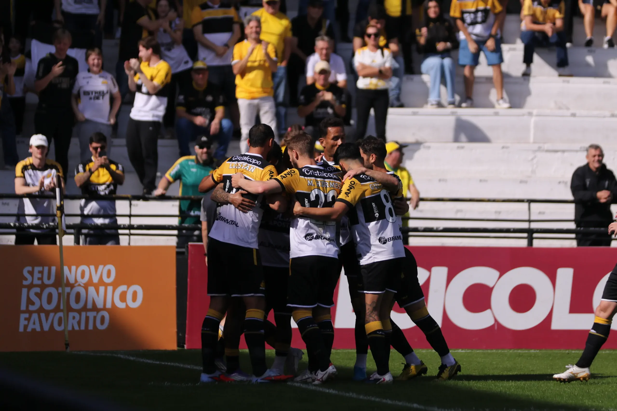 Criciúma e Vila Nova medem forças em confronto direto pela liderança da Série B