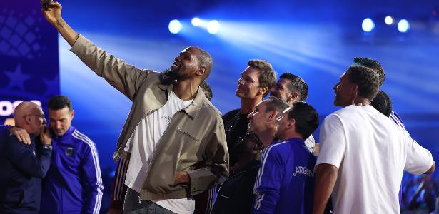 Estrelas globais do esporte atuam como repórteres em evento da Fifa