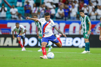 Bahia e Chapecoense medem forças em duelo decisivo no gramado