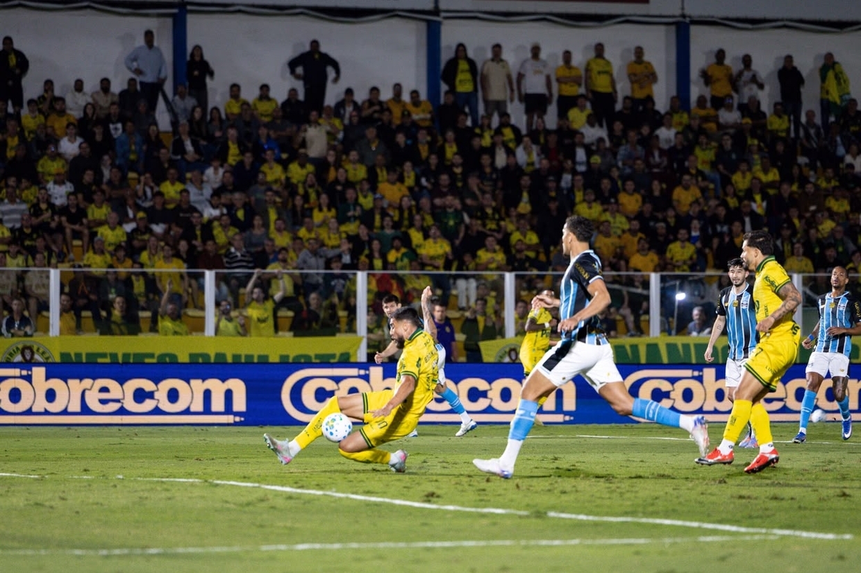 Mirassol e Grêmio protagonizam duelo decisivo no gramado