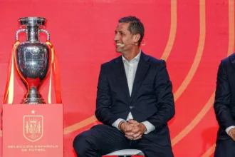 Campeão mundial pela Espanha, Capdevila busca auxílio para viajar à final da Copa