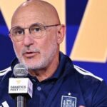 Luis de la Fuente enfrenta vaias e pede respeito durante evento em Nova York