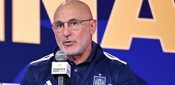 Luis de la Fuente enfrenta vaias e pede respeito durante evento em Nova York