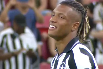 Danilo prefere Premier League e coloca permanência no Brasil como última opção