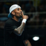 Kyrgios vence Fonseca por 3 a 0 no UTS Rio e provoca torcida ao avançar à semifinal