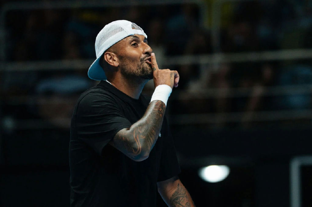 Kyrgios vence Fonseca por 3 a 0 no UTS Rio e provoca torcida ao avançar à semifinal