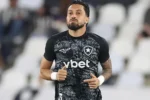 Botafogo mantém cautela em negociações para renovação de contrato com Alex Telles