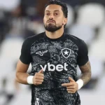 Botafogo mantém cautela em negociações para renovação de contrato com Alex Telles
