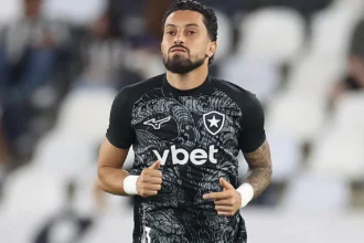 Botafogo mantém cautela em negociações para renovação de contrato com Alex Telles