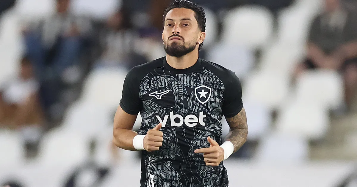 Botafogo mantém cautela em negociações para renovação de contrato com Alex Telles