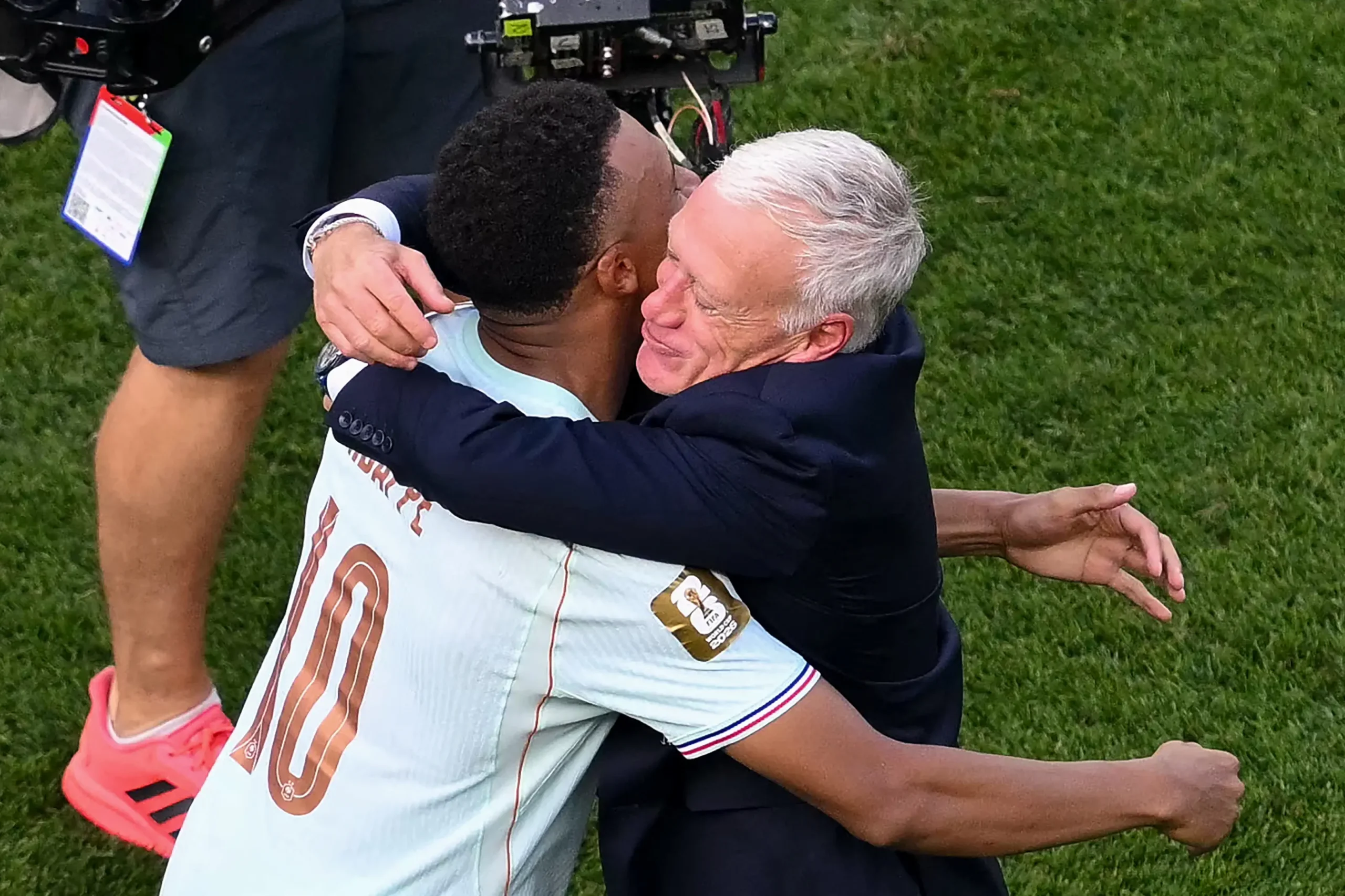 Mbappé homenageia Didier Deschamps em despedida do comando da seleção francesa