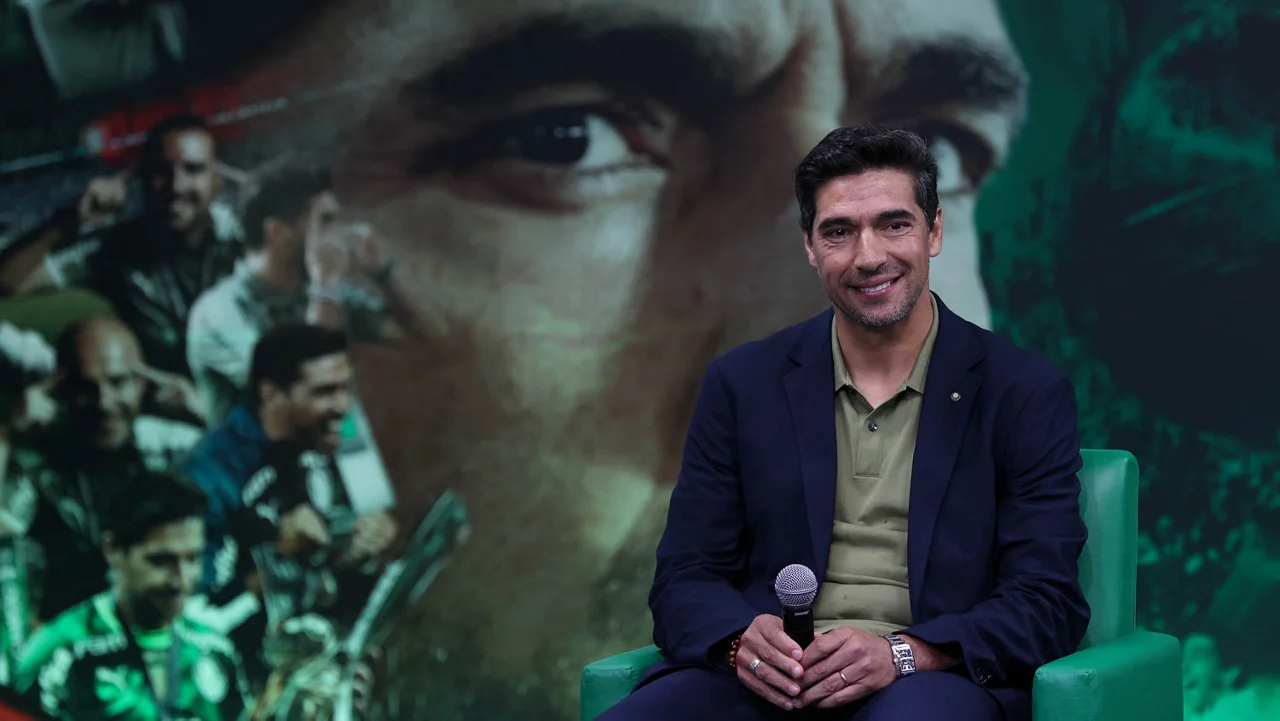 Abel Ferreira celebra homenagem no Palmeiras e reforça laço com torcida